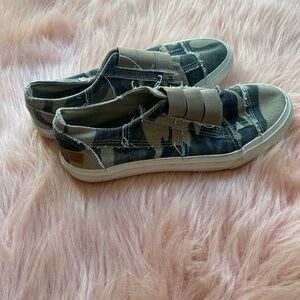 Blowfish camo shoes, size 6